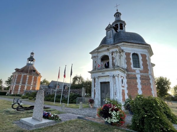 Nous partons du parking de la mairie, et longeons le colombier et l'ancienne chapelle (XVIIe) du domaine de Bonnebos. La chapelle est devenue musée de la résistance, le château a été détruit en 1835.