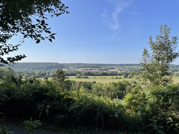 Une ouverture dans la végétation permet de profiter d'un bref panorama sur la vallée de la Risle.