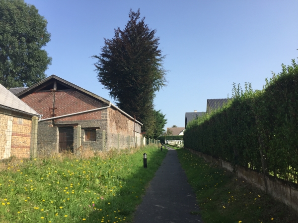 Nous commençons par suivre ce chemin piétonnier en direction du nord. A plusieurs reprises, nous serons étonnés par la qualité des aménagements pour les piétons à St-Martin-du-Manoir.