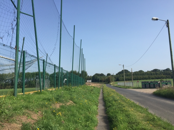 Le long de la rue Jacques Paillette, là aussi, un sentier est aménagé en retrait de la route.