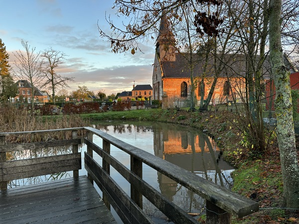 Nous partons du centre de Bierville, près de la mare et de l'église Saint-Pierre-et-Saint-Paul.