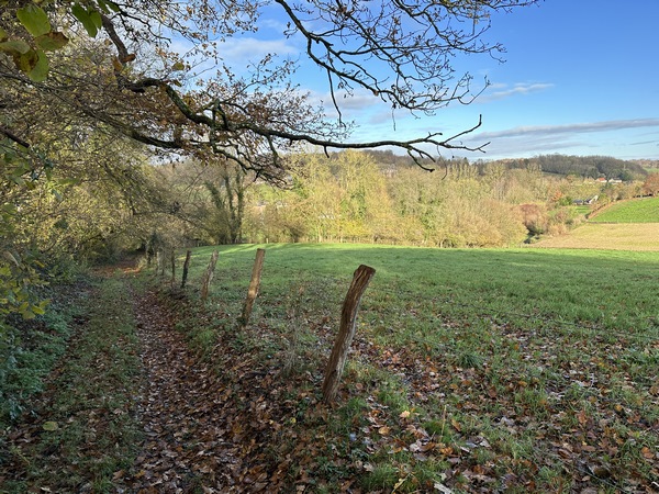 Le chemin qui relie le château de Montlambert à Fontaine Châtel domine la vallée du Crevon, et offre de sympathiques points de vue.
