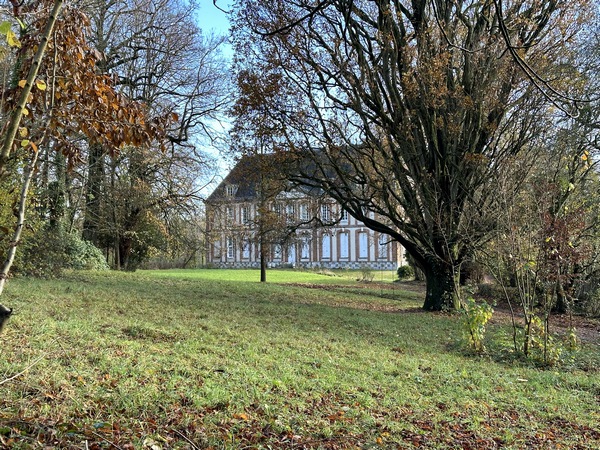 Nous montons le long du château de Fontaine-Châtel. Ce château est surtout connu pour ses hébergements dans des cabanes familiales aménagées dans son bois.