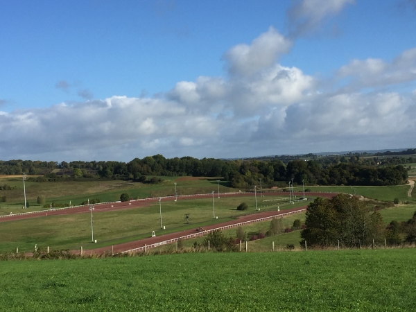 Nous passons au-dessus de l'Hippodrome de Mauquenchy, conçu pour être polyvalent et pour accueillir toutes sortes d'activités hippiques. Pour le moment il n'accueille que des courses de trot. Ouvert en 2005, il remplace l'hyppodrome des Bruyères de Sotteville-lès-Rouen.