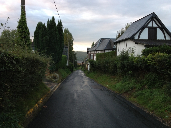 Nous partons du centre de Rosay-sur-Lieure, en hauteur, et descendons vers l'église.