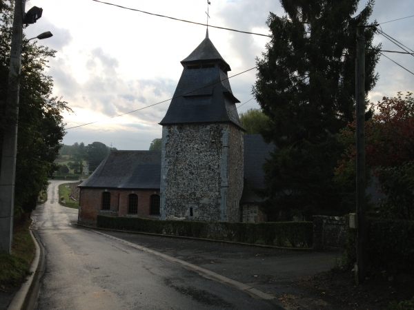 Eglise Notre-Dame-du-Rosaire de Rosay-sur-Lieure est proche du château de Rosay et de la Lieure. Elle se trouve à l’écart du village que le châtelain, le sieur de Fremont, a fait reconstruire sur le plateau au début du XVIIIe siècle pour apercevoir l’église de son château.