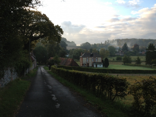 Regard arrière sur la vallée de la Lieure. A gauche, le mur du château du Rosay.