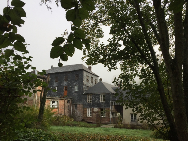 L'ancienne filature sur le Roule. L'énergie était fournée par un moulin sur la Roule. La filature est remplacée par une boissellerie en 1877. On y produisait des objets de la vie quotidienne, comme des brouettes. Après avoir été aussi une entreprise de moulage de bakélite, toute activité cesse en 1980. (ref Serge Ollivier)