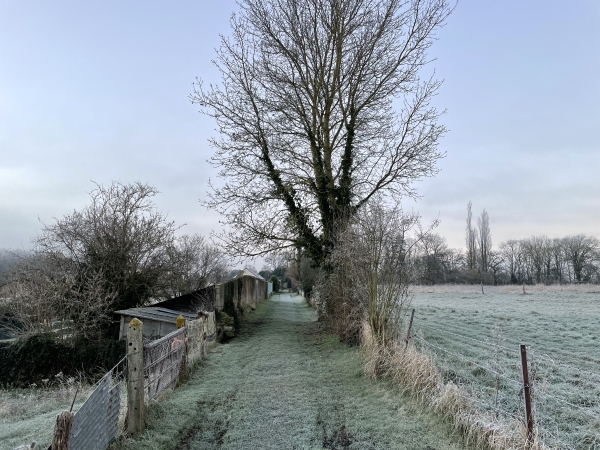 Toujours sur le sentier de la Chapelle, nous dominons la rue du val de Saint-Etienne-du-Vauvray.