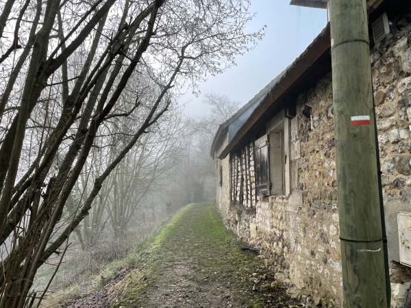 Nous suivons toujours les balises du GR2, en direction de St-Pierre-du-Vauvray.