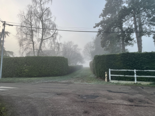 Nous traversons ici la rue du Petit-Mont, pour continuer en face sur le chemin.