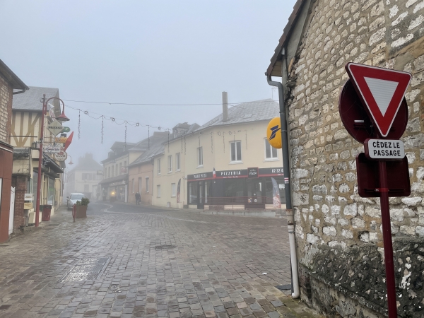 Centre de St-Pierre-du-Vauvray. Nous allons tourner à droite et suivre la Grande Rue.