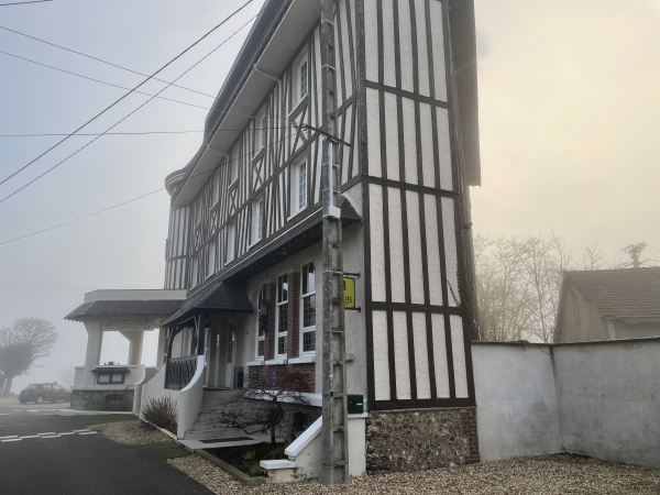 Voilà l'Hostellerie Saint-Pierre, en bord de Seine. Nous continuons vers le chemin de la Digue.