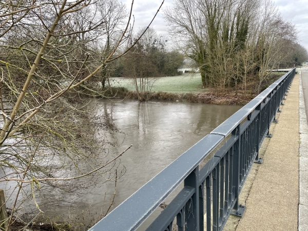Après la ferme, nous traversons l'Eure, et allons suivre le chemin que l'on devine en face, le long de la rivière.