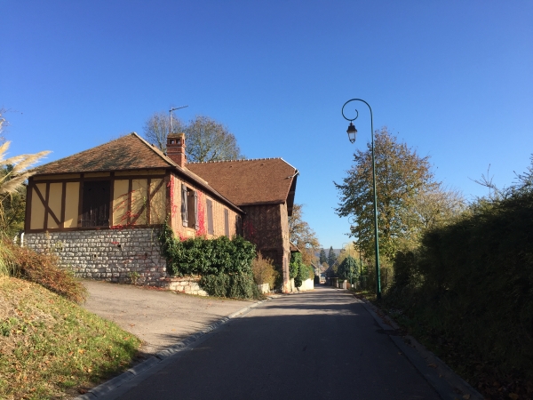 Nous arrivons à Pressagny-le-Val. Nous allons maintenant descendre vers les marais en bord de Seine.
