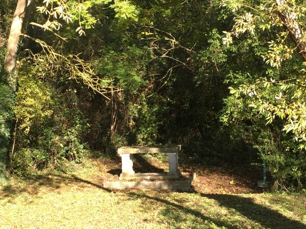 Près du barrage de Port-Mort, voici le tombeau de Saint-Ethbin. Le tombeau est construit au XIXe siècle en remplacement d'un dolmen. Saint-Ethbin était un moine mort en Irlande au VIe siècle qui aurait été inhumé au monastère de Port-Mort.