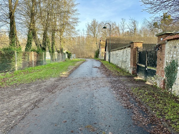 Nous contournons le stade pour rejoindre un bras de l'Eure.