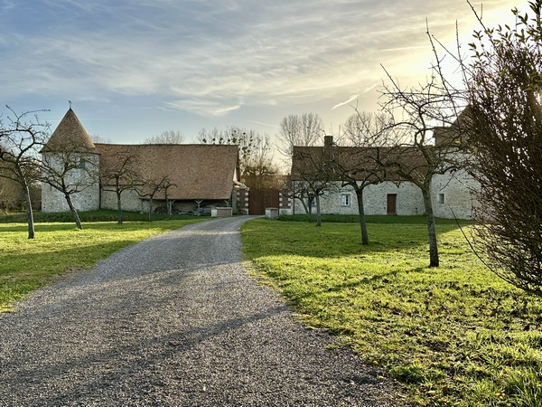 Nous passons devant le manoir fortifié dont l'origine remonte à la guerre de cent ans. Il est entouré d'un fossé inondable, relié à l'Eure.