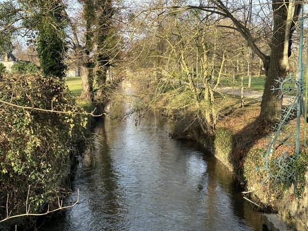 Le château de la Croix-Saint-Leufroy est à peine visible au bout de ce canal. C'est une ancienne abbaye bénédictine qui remonte à l'époque Carolingienne. Sa fondation est contemporaine de celles de Saint-Wandrille et de Jumièges.