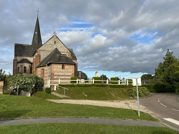 Nous partons du parking de l'école et longeons l'église Saint-Victor.