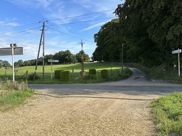 Le chemin débouche sur la route de Gueutteville, que nous allons prendre à gauche pour entrer dans Saint-Victor.