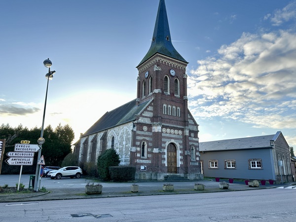 Nous partons du parking de l'église Saint-Pierre de Quittebeuf. Cette église remplace la précédente, incendiée en 1893.
