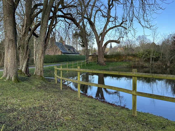 Nous longeons la charmante mare du bourg pour tourner vers l'église.