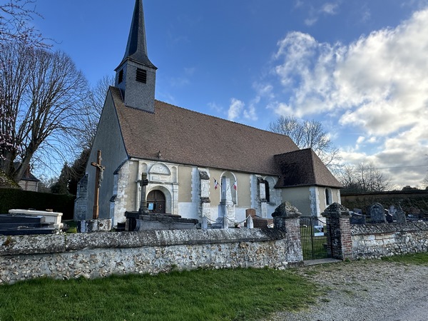 L'église Saint-Barthélemy de Graveron-Sémerville est à proximité du château.