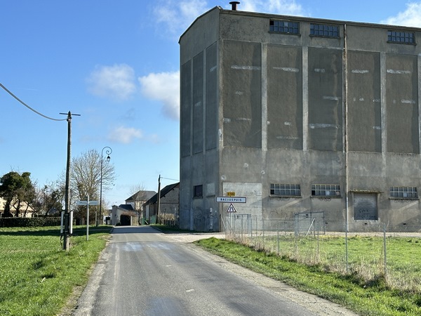 Nous arrivons à Bacquepuis. Au niveau des silos, nous allons tourner à gauche sur la Voie Verte.