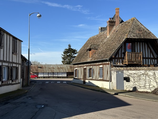 Nous entrons dans Quittebeuf à proximité de la mairie.