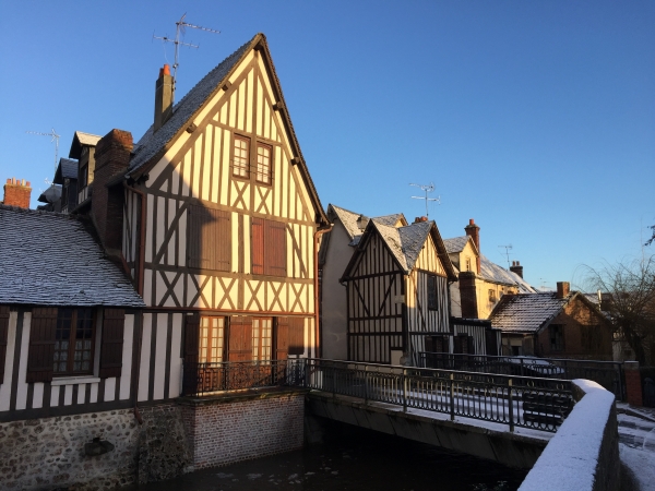 Nous traversons le centre historique de Bernay. Maisons à colombages sur la Charentonne.