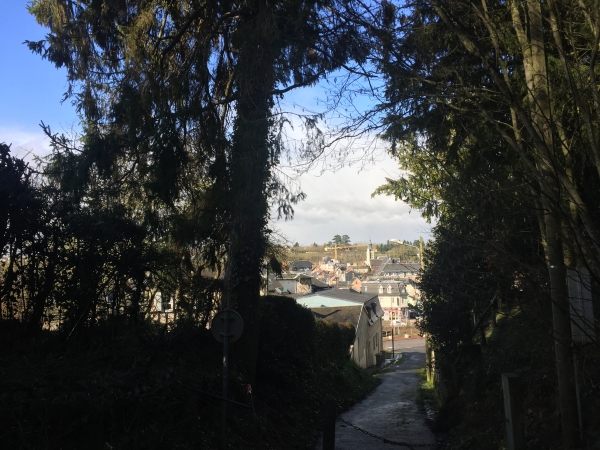 Nous entrons dans Bernay par le chemin de Saint-Clair.