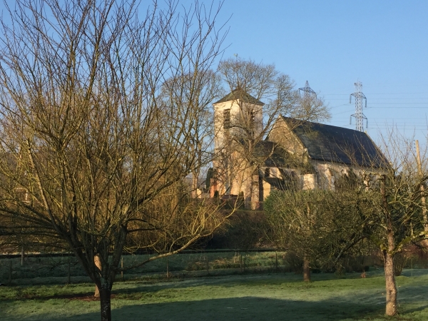 Nous franchissons le Ruisseau St-Christophe et marchons vers le centre de Condé-sur-Risle. Eglise Saint-Martin (XIe, XVe et XVIIIe).