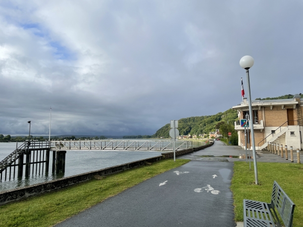 Nous allons traverser Villequier par le quai de Seine.