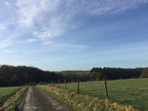 Nous marchons vers le sud sur le Chemin de la Quesne.