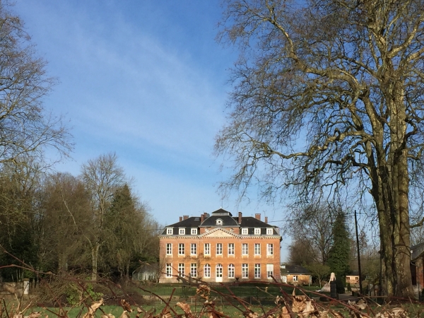 Nous arrivons, par les chemins, au château de Bois-Guilbert, connu pour son jardin des sculptures de Jean-Marc de Pas, ouvert l'après-midi.