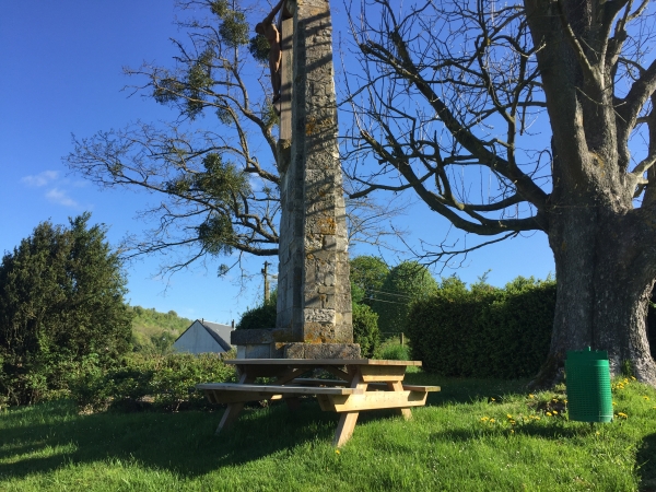 Rosay-sur-Lieure, table de pique-nique au pied du Calvaire.