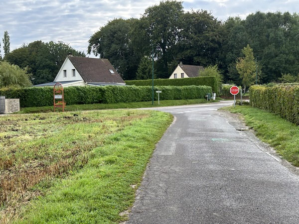 Nous arrivons à Frichemesnil. Nous allons tourner ici à gauche pour rejoindre le Chemin des Fées.