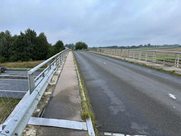 Nous franchissons l'A29 par la D25.