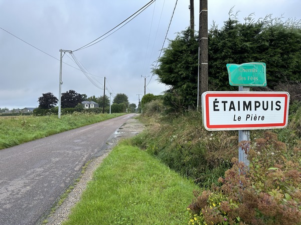 Nous retrouvons le Chemin des Fées à l'entrée du hameau du Pière (Etaimpuis). Le chemin a disparu sous la rue du hameau.