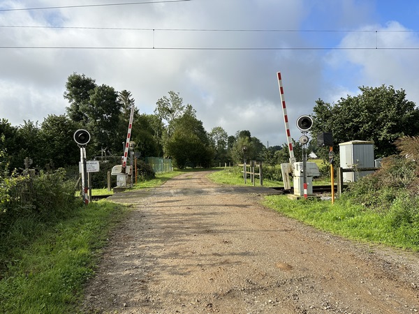 Nous traversons à nouveau la ligne de Montérolier-Buchy à Motteville, perpendiculaire à la ligne de Rouen à Dieppe.