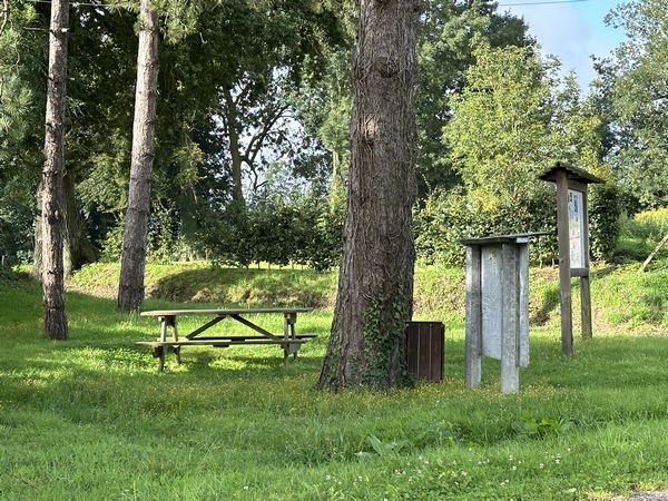 Nous entrons dans Lœuilly. A l'entrée du bourg se trouve cette aire de pique-nique.
