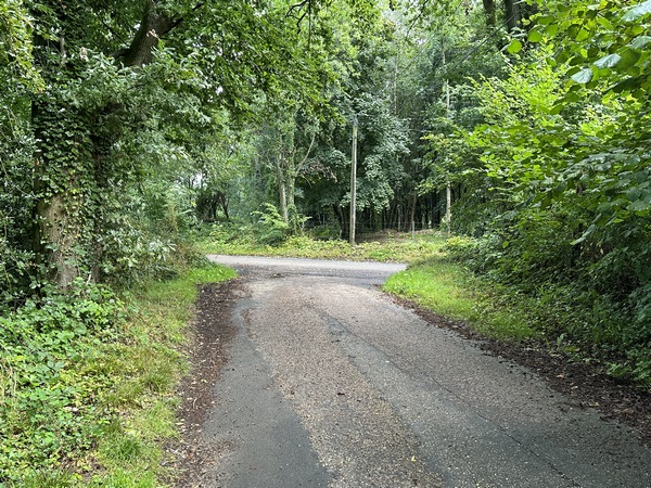 Nous fermons la boucle en retrouvant la route du Mont Landrin. Nous allons tourner à droite pour descendre vers le stade de Clères.