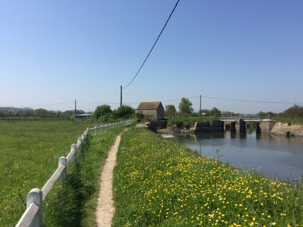 Nous contournons le port pour rejoindre le bord de mer.