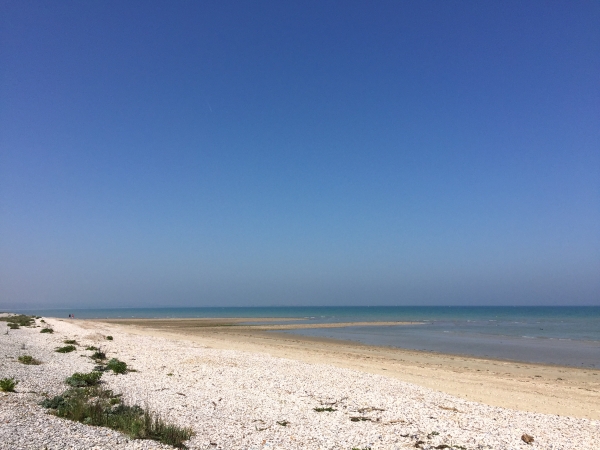Nous marchons le long de la plage jusqu'au lieu-dit la Maison Rouge.