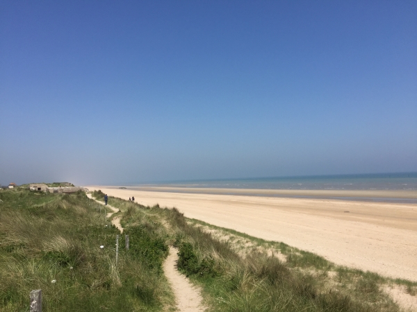 Nous suivons le chemin qui longe la plage d'Utah Beach.