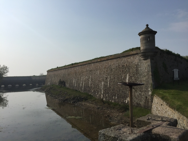 Nous arrivons devant les fortifications Vauban. Il n'est pas possible d'entrer dans le fort qui est un domaine militaire, mais un chemin de promenade contourne le fort.