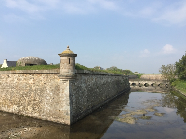 Le chemin autour du fort est très agréable, mais utilise le mur d'enceinte qui n'est pas très large. A éviter si on est sujet au vertige.