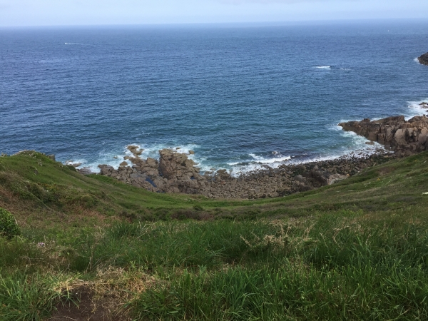 Sentier du littoral. Contrairement aux apparences, on se sent en sécurité sur le sentier, en haut des falaises de granit, et la vue est époustouflante.