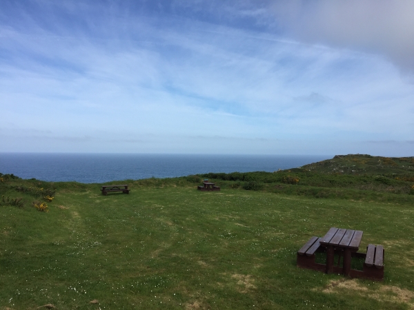 Sentier du littoral, aire de pique-nique de la Pierre au Rey.
